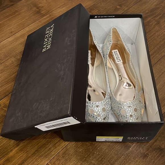 Badgley Mischka Gigi Flats in Ivory - 9.5 - Picture 8 of 9